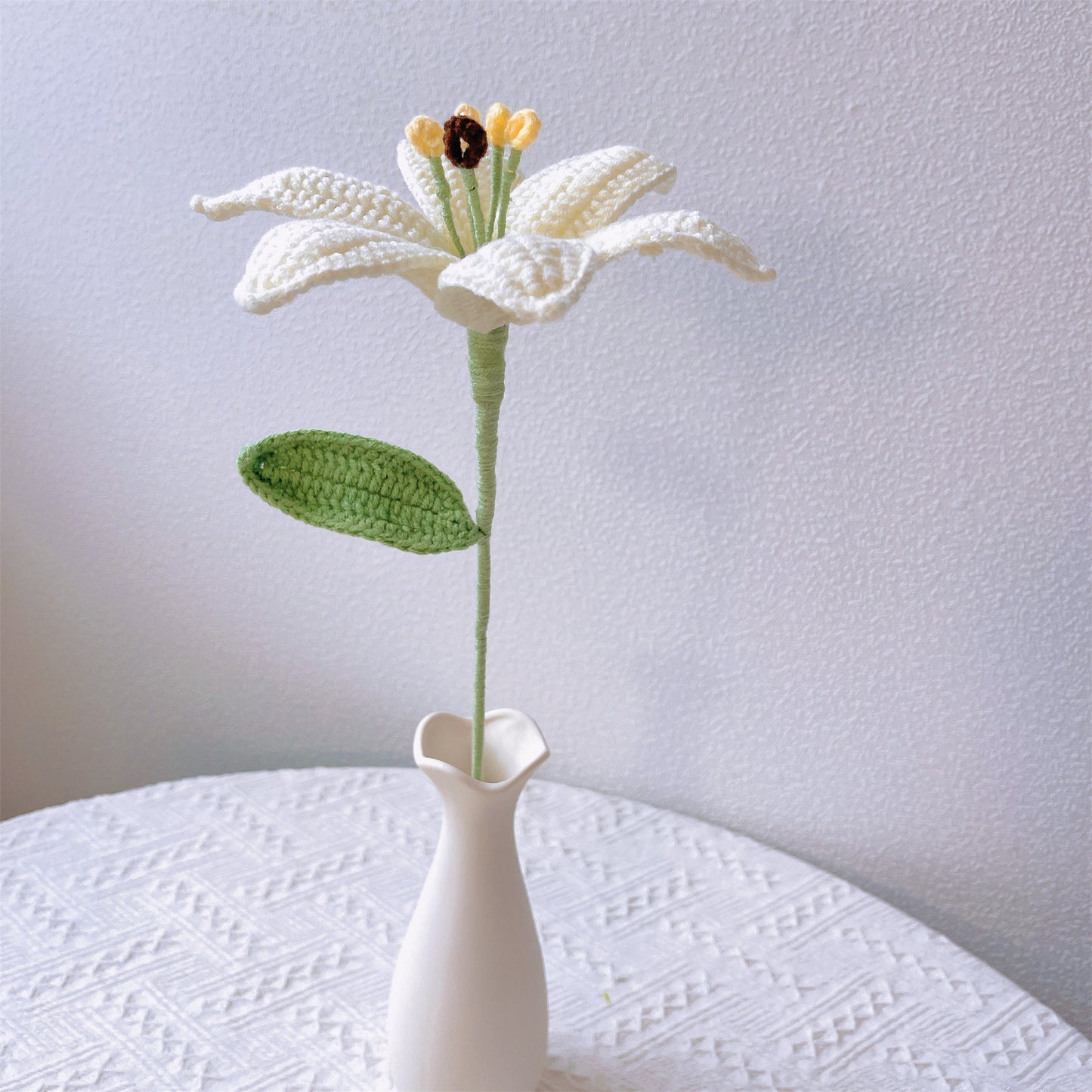 Handgefertigte gehäkelte Blumen zum Hochzeitstag mit weißer Lilie, gelben und roten Tulpen, Sonnenblume, roter Kamelie, rotem Maiglöckchen, burgunderfarbener Pfingstrose und Eukalyptusblättern in Perlenorganza-Verpackung