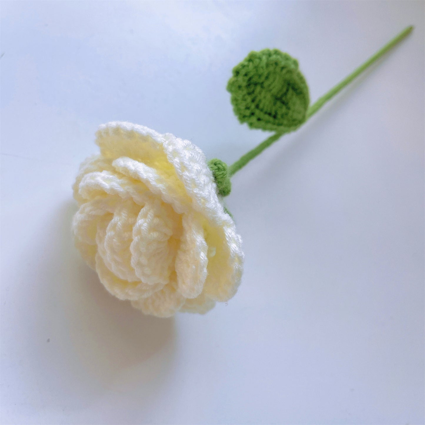 Eine Symphonie der Natur: Handgefertigter gehäkelter Blumenstrauß – Rosen, Tulpen, Gänseblümchen und Nelken