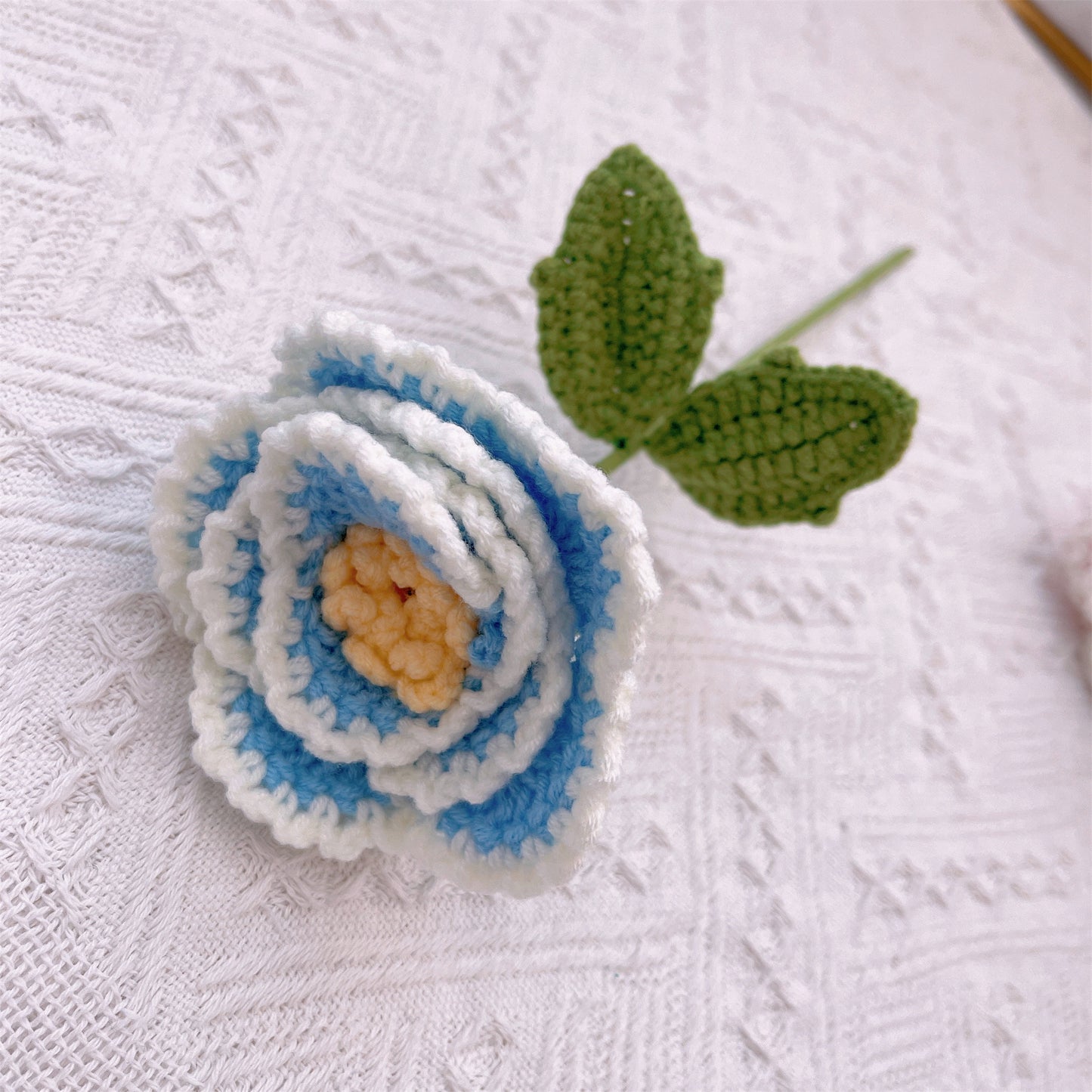 Élégance du jardin : piquet de fleurs de pivoines au crochet fabriqué à la main pour une belle décoration de maison et de jardin