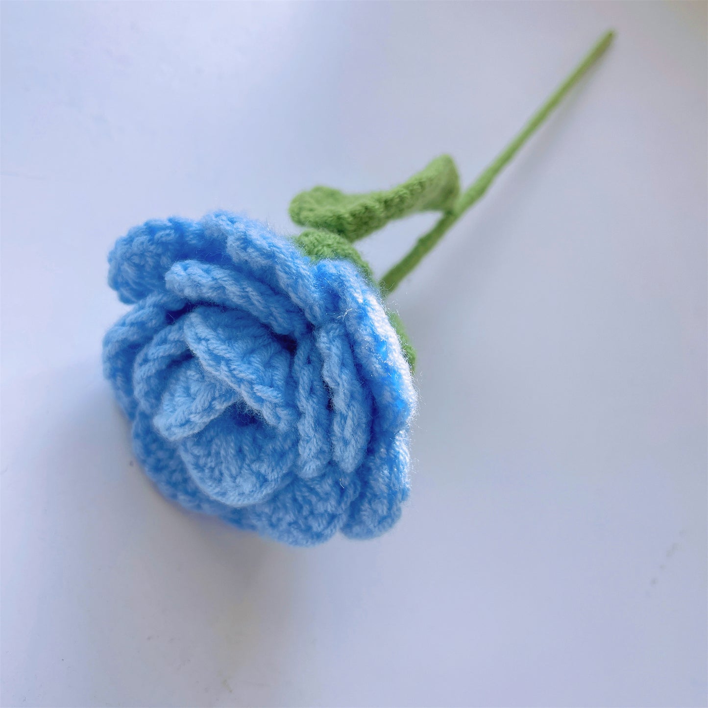 Handgefertigter gehäkelter blauer Blumenstrauß mit Rosen, Lilien, Eukalyptus, Tulpen und Vergissmeinnicht