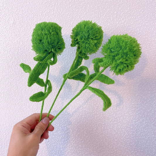 Grüne Nelkenmagie: Handgefertigter gehäkelter grüner Nelkenpfahl für eine bezaubernde Gartendekoration