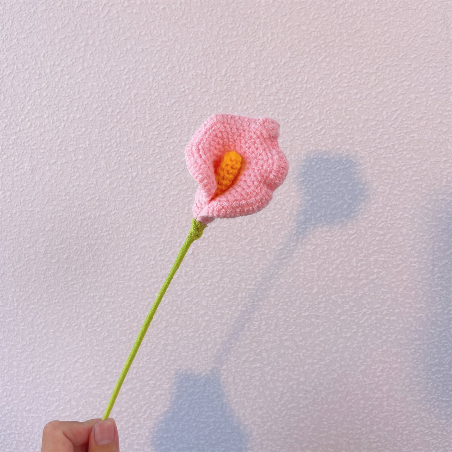 Calla Lily Grace: Handgefertigter gehäkelter Calla-Lilienpfahl für eine anmutige Gartendekoration