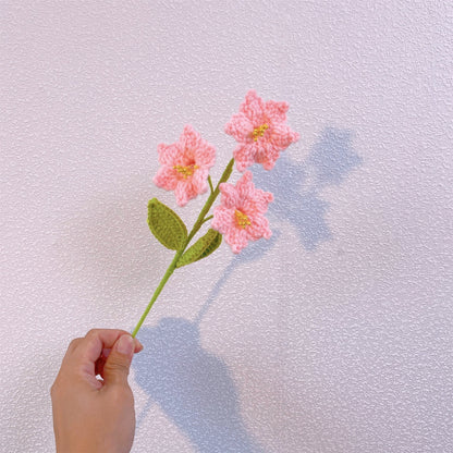 Wandteppich von Harmony: Handgefertigter gehäkelter Blumenstrauß – Rosen, Tulpen, Alstroemeria, Vergissmeinnicht, Maiglöckchen, chinesischer Pagodenbaum, Kosmos und Calla-Lilien