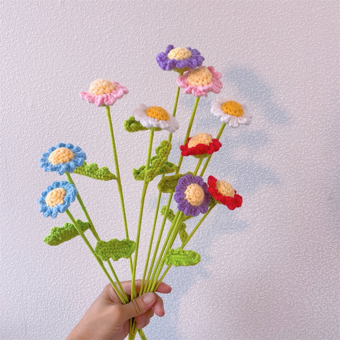 Blumen für den Geburtsmonat April: Handgefertigter Strauß mit 3 Gänseblümchen – Geburtstagsblumen zum Feiern besonderer Anlässe