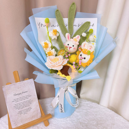 Sunny Breeze Bluebell Bouquet de lapin de Pâques en crochet – Muguet, tournesol, feuille de citron, pivoine, jonquille, fleurs de lapin, océan et plage