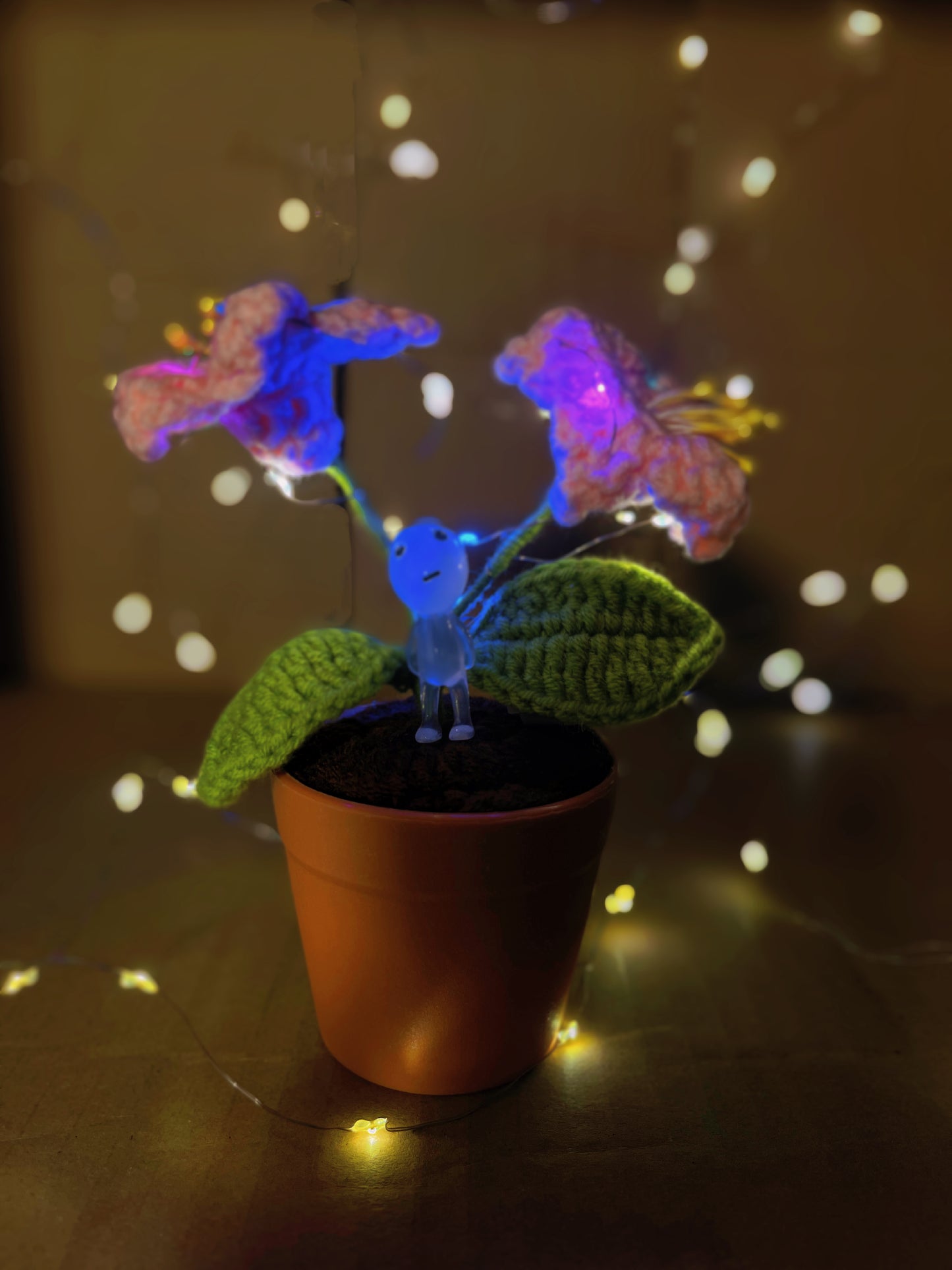 Plante de lys au crochet faite à la main avec LED : fausse fleur réaliste pour une décoration intérieure unique, cadeau parfait pour les amateurs de plantes, cadeau de bricolage fabriqué à la main
