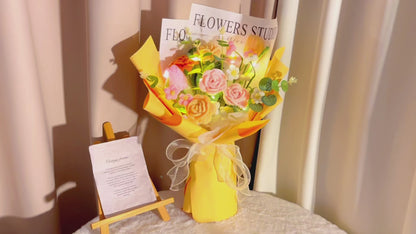 Handgefertigter gehäkelter Sonnenschein-Serenade-Blumenstrauß mit Puffs und Tulpen – wunderschönes Geschenk für besondere Anlässe