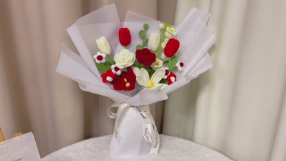 Crimson Harmony : Bouquet floral au crochet fait à la main - Rouges vibrants et blancs - Roses, tulipes, lys, marguerites, danse d’eucalyptus