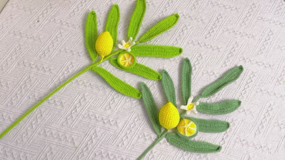 Zitronenfrische: Handgefertigtes gehäkeltes Zitronenblatt mit Zitronenstab für eine erfrischende Gartendekoration