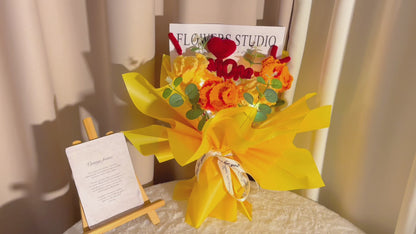 Handgefertigter gelber Nelkenstrauß mit „I ❤ U MOM“-Stickerei – als Dankeschön zum Muttertag, Geburtstag oder für besondere Anlässe