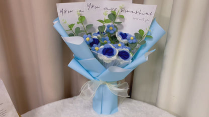 Handgefertigter gehäkelter blauer Rosen- und Puffblumenstrauß