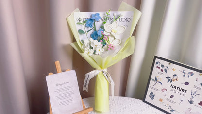Handgefertigter gelber Hochzeitsstrauß mit gemischten Blumen - horizontale weiße und vertikale blaue Vergissmeinnicht, doppelköpfige weiße Phalaenopsis, künstliches rosa Schleierkraut, Eukalyptus und Geldblätter