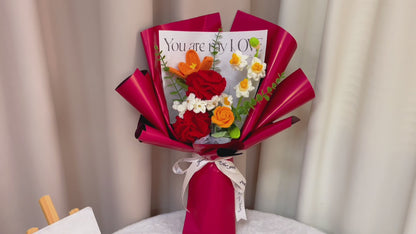 Handgefertigter gehäkelter Blumenstrauß in Rot und Orange mit Eukalyptusblättern, perfekt für Geschenke, Hochzeiten und besondere Anlässe