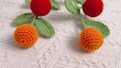 Tangy Tangerine Twist : Piquet de mandarine au crochet fabriqué à la main pour un décor de jardin ludique