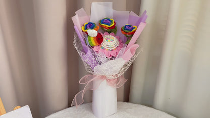 Handgefertigter gehäkelter LGBTQ+ Pride Day Bouquet - atemberaubende Regenbogenrose, rosa Sonnenblume und bunte Biene