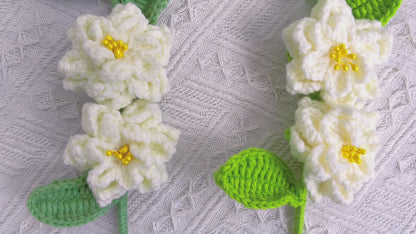 Beauté élégante : piquet de gardénias au crochet fabriqué à la main pour une décoration de jardin sophistiquée