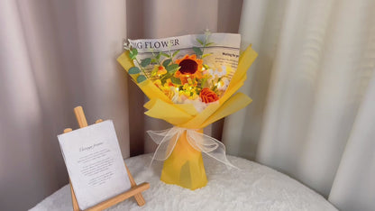 Handgefertigter gehäkelter Sunny Delight-Blumenstrauß aus Rosen, Sonnenblumen und Puffs – wunderschöne Gold- und Orangetöne
