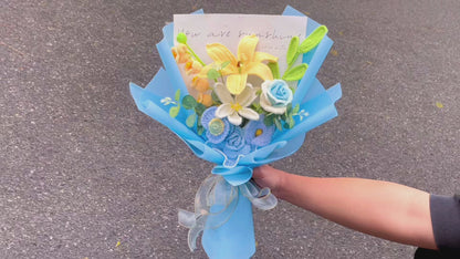 Handgefertigter blau-gelber Blumenstrauß mit großen Lilien, irischen Glockenblumen, grünem Laub, blühenden Tulpen, Weinrosen, Mohnblumen und Calla-Lilien – perfekt als Geschenk und für besondere Anlässe.