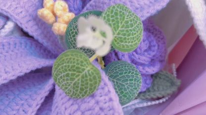 Handgefertigter gehäkelter lila Blumenstrauß mit Lilien, Rosen, Lavendel und mehr