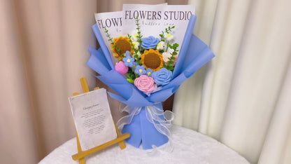 Élégant bouquet bleu au crochet fait à la main : tournesols, tulipes, bouffées et roses