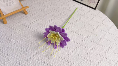 Bouquet de nénuphars violets du mois de naissance de juillet – Arrangement floral d'anniversaire à tige unique crocheté à la main avec emballage élégant