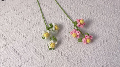 Sérénité en fleur : piquet de camomille au crochet fabriqué à la main pour un décor de jardin apaisant