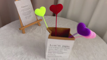 Herzliche Liebe: Handgefertigter gehäkelter herzförmiger Pfahl für eine bedeutungsvolle Gartendekoration und ein Geschenk