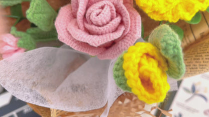 Bouquet de roses en tapisserie florale au crochet fait à la main, roses en coupe de vin, tournesols doubles et hémérocalles impressionnantes