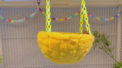 Nid d'oiseau perroquet au design d'ananas heureux, équipé de crochets et de chaînes en plastique, adapté à une utilisation en cage, forme demi-lune remplie de coton, offrant un endroit pour dormir confortable pour les oiseaux de compagnie.