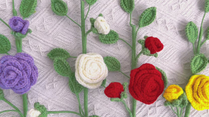 Camellia Dream: Handgefertigter gehäkelter Kamelienpfahl für eine ruhige Gartendekoration