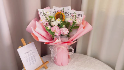 Handgefertigter gehäkelter Blumenstrauß aus Rosen, Tulpen, Sonnenblumen, Gänseblümchen und Nelken – Hübsches Rosa