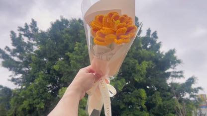 Ringelblumenstrauß zum Geburtsmonat Oktober – handgehäkeltes Blumenarrangement zum Geburtstag mit einem Stiel und festlicher Verpackung