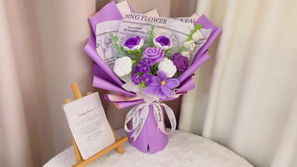 Eleganter lila handgemachter gehäkelter Blumenstrauß mit Rosen, Lilien, Eukalyptus, Tulpen und Vergissmeinnicht