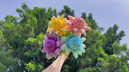 Bouquet enveloppé de Protea Cynaroides au crochet - Fleurs multicolores en dégradé faites à la main avec des accents d'amour, adaptées aux allergies au pollen et au rhume des foins