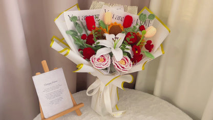 Fleurs d'anniversaire de mariage au crochet fabriquées à la main avec lys blanc, tulipes jaunes et rouges, tournesol, camélia rouge, muguet rouge, pivoine de Bourgogne et feuilles d'eucalyptus dans un emballage en organza perlé