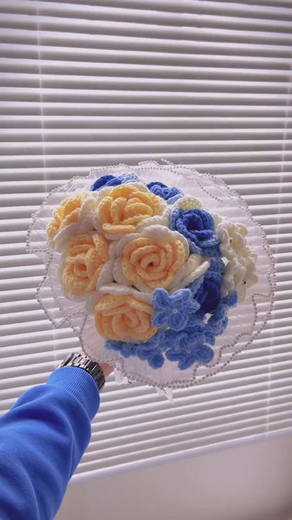 Superbe bouquet romantique élégant noué à la main - Roses blanches et bleues, roses jaunes, myosotis blancs et bleus