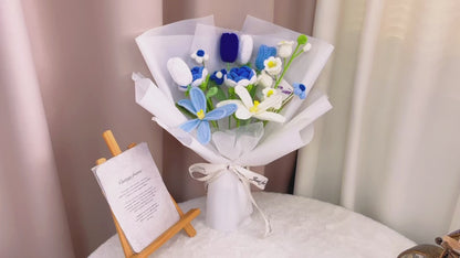 Bouquet de sérénité océanique au crochet fait à la main - Bouquet de roses bleues, pied d'alouette, tulipes et marguerites