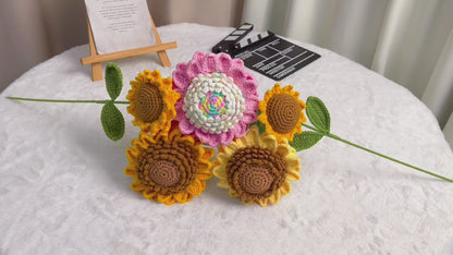 Handgefertigte gehäkelte Sonnenblumen – für immer perfekte Garn-Bastelarbeiten für Heimdekoration und Geschenkideen. Helle, fröhliche Symbolblume, die Ihren Tag erhellt