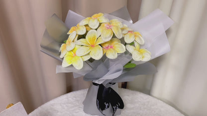 Handgefertigter gehäkelter 12er Frangipani-Bouquet mit weißer und silberner Verpackung - Gelbe Blütenblätter mit orangefarbenen Kernen